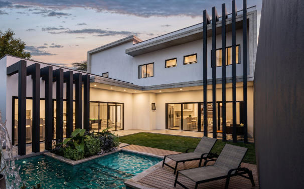 Residenza Keta, corte e piscina al tramonto